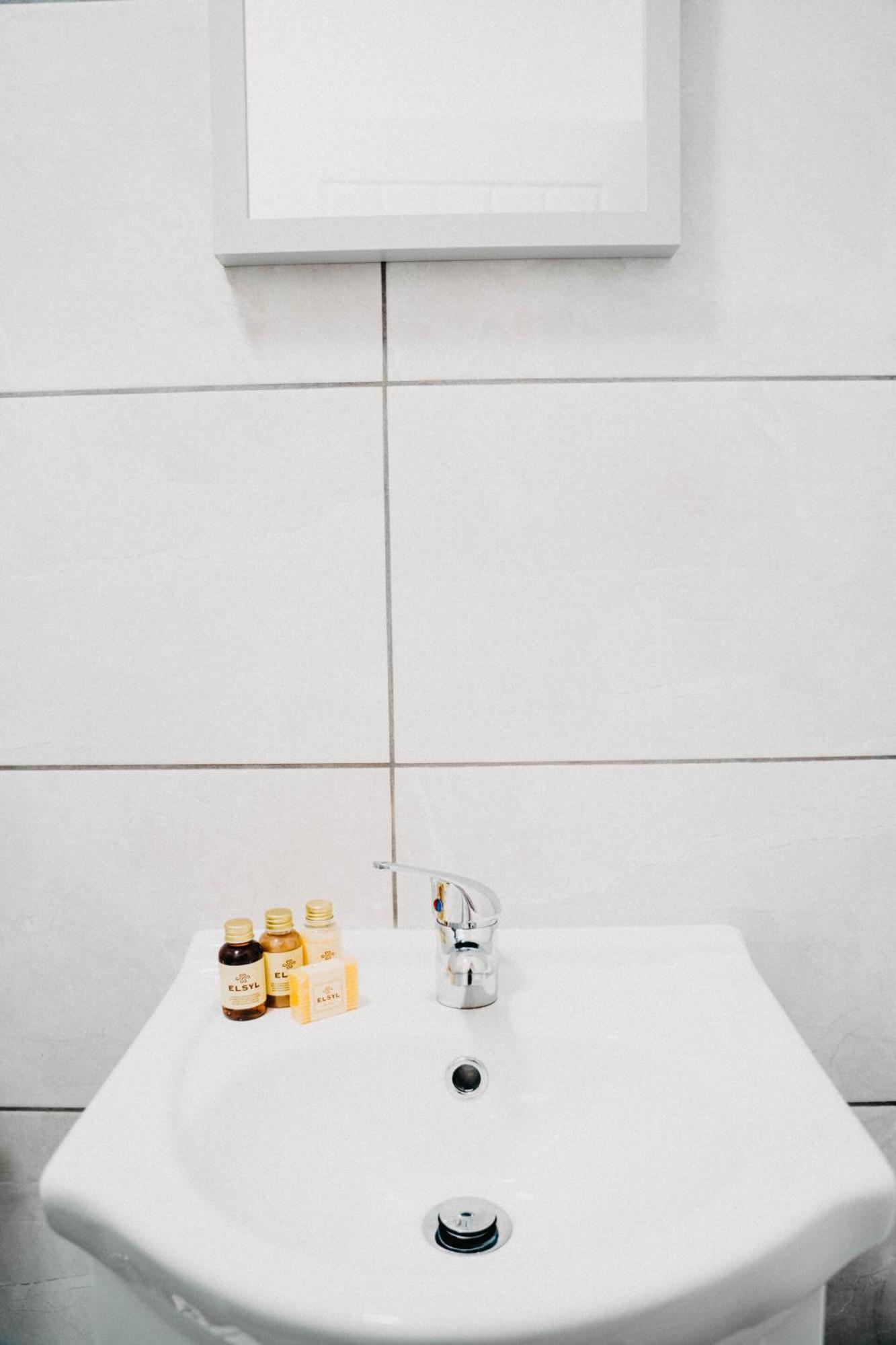 Quadruple Room Shower,1551110182:JPEG